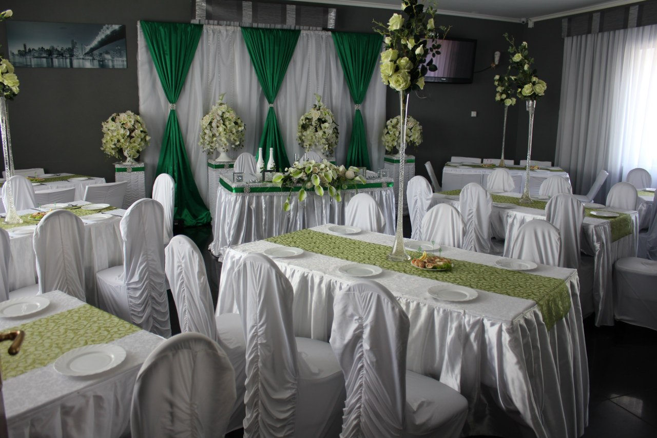 украшение зала на свадьбу изумрудный цвет