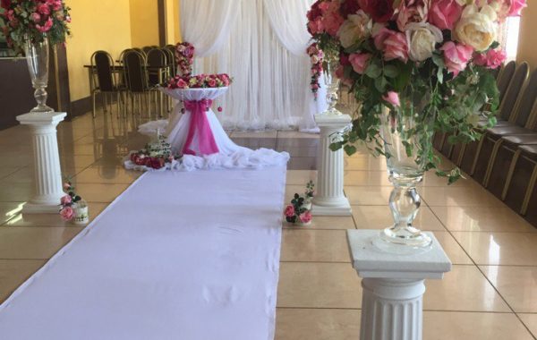 Украшение свадебного зала в цвете фуксия