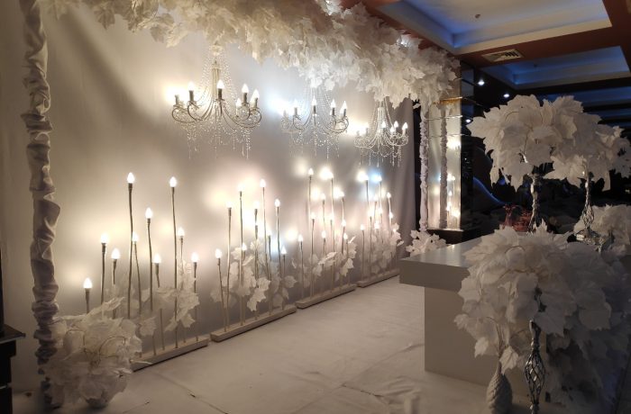 Декор свадебного зала в белом цвете – оригинальная игра со светом