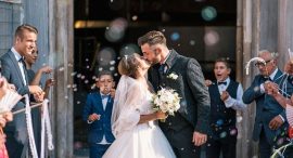 Почему молодым «горько!» на свадьбе: правда о старинной традиции